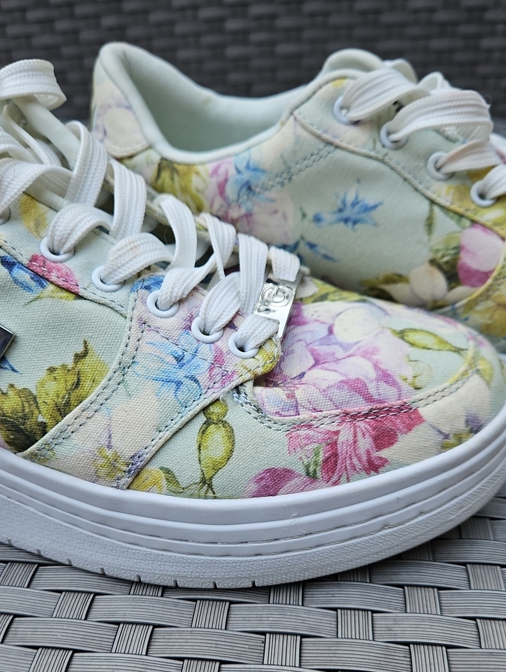 Guess Floral Low-Top Sneakers in White  Pink, Yellow and Green Accents Size 10M